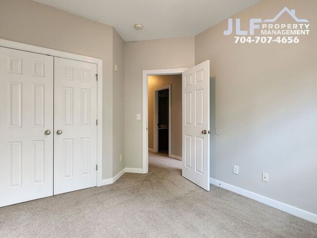 Building Photo - Beautiful 2 Story Condo in the Ballantyne Area of Charlotte!