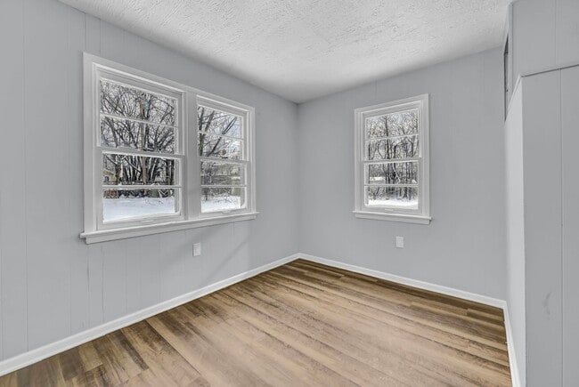 Building Photo - 1728 Hillview Rd