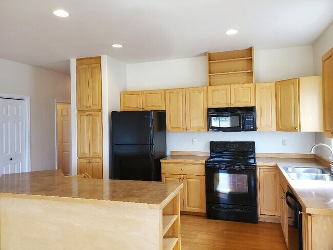 Building Photo - 3bedroom, 2 bathroom with garage