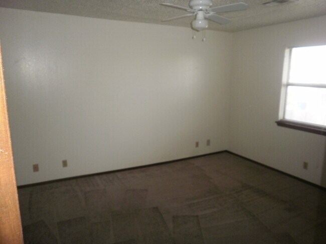 Building Photo - 224-226 Skylark Ct