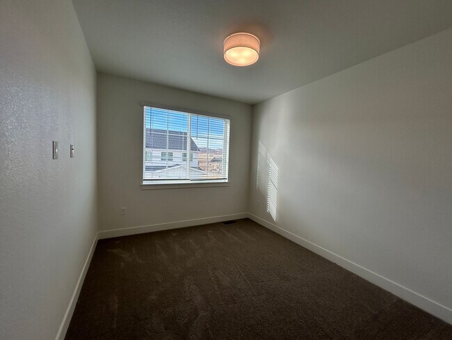 Building Photo - Stylish New Home Surrounded by Greenbelts and Outdoor Recreation