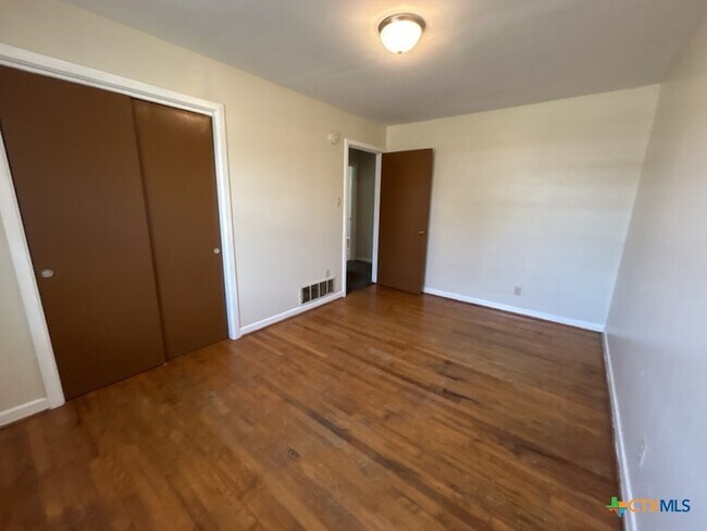 Building Photo - 310 Prather Dr