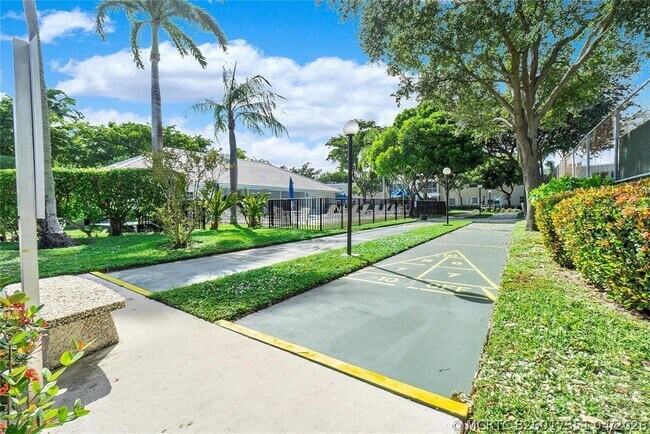 Building Photo - 6475 Bay Club Dr