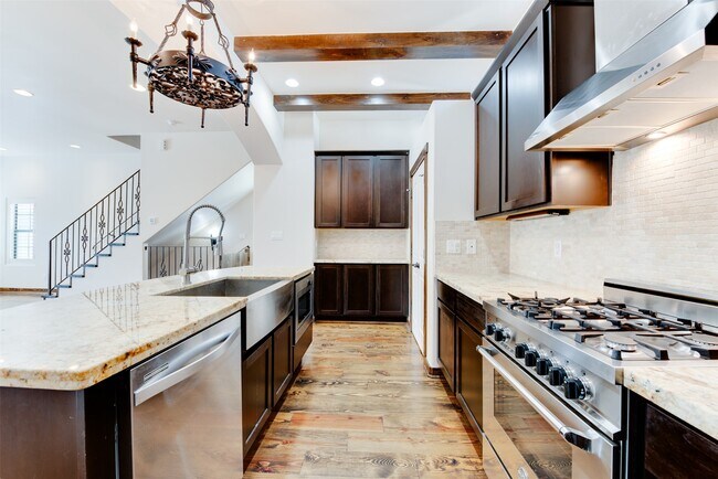 Building Photo - 905 W 22nd St