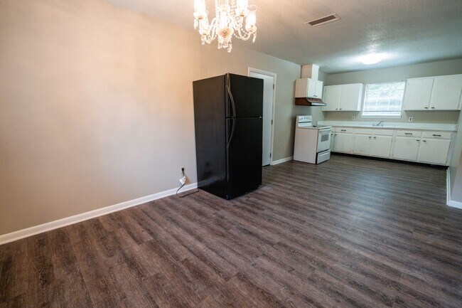 Building Photo - Cute 3 bed 2 bath on the SE side of Tallahassee