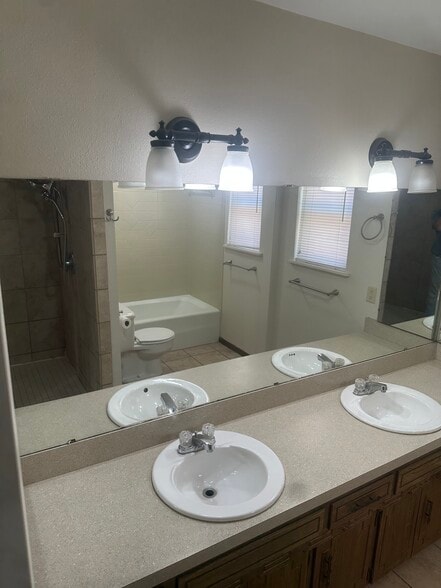 Building Photo - 2926 Briargrove Ln