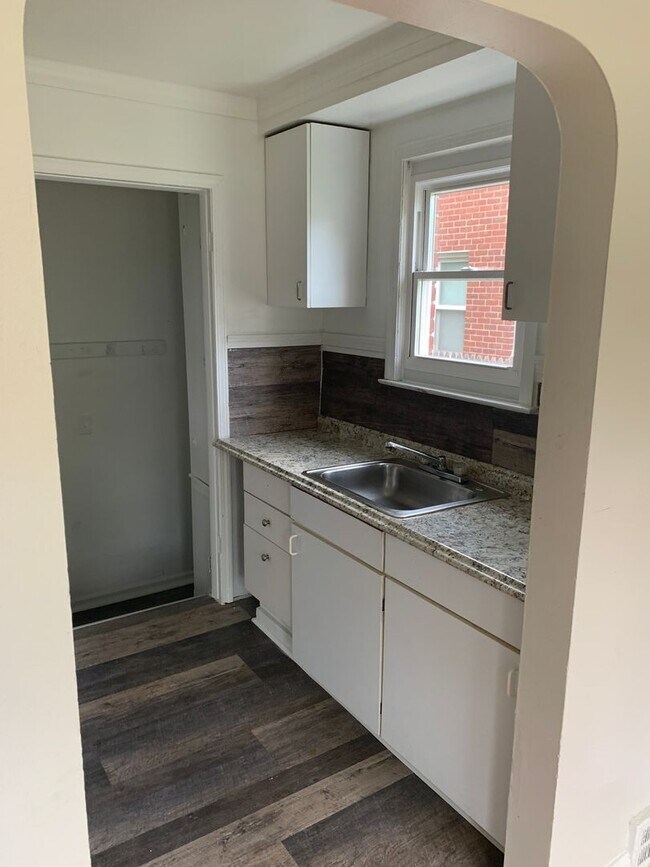 Building Photo - 2 bed 1.5 bath SFH Now Available!