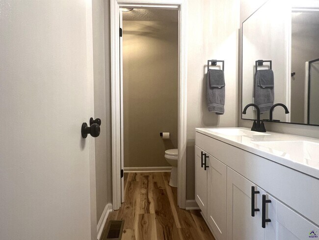 Building Photo - 221 Jefferson Cir