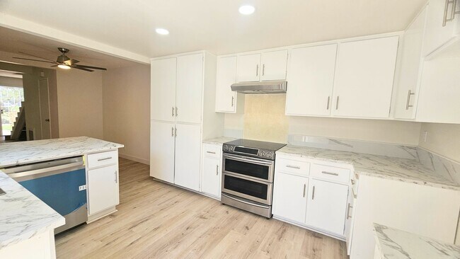 Building Photo - Gorgeous Remodeled 3bed 3bath 2 car garage...