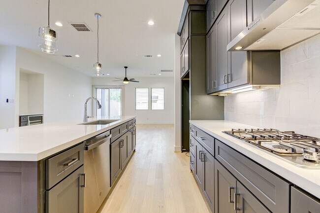 Building Photo - Modern luxury home in well established inn...