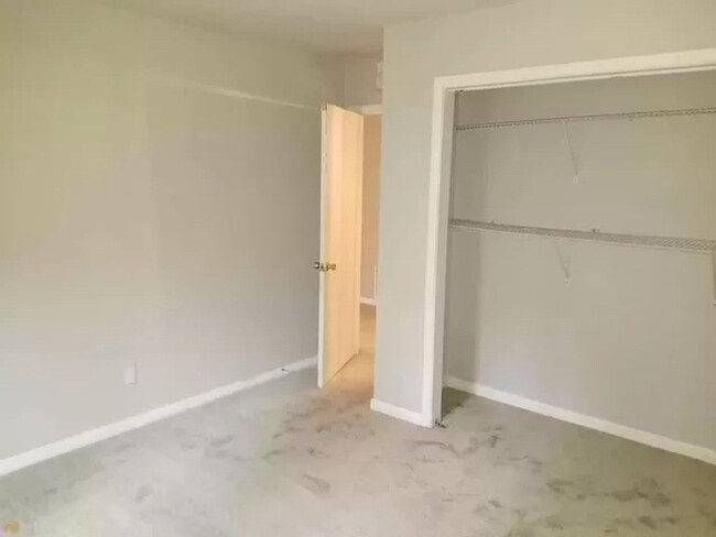 Building Photo - Room in 2 Bedroom Condo at Roberts Dr