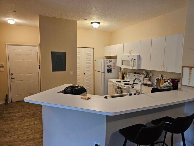 Building Photo - 605 Fairway Dr