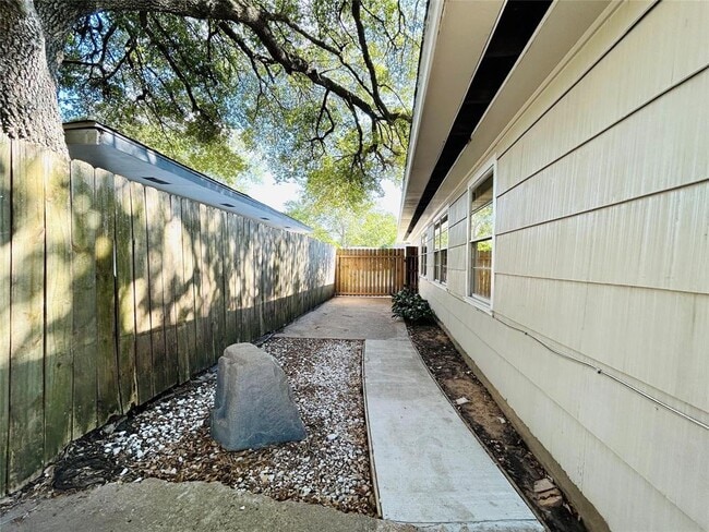 Building Photo - 6738 Hendon Ln