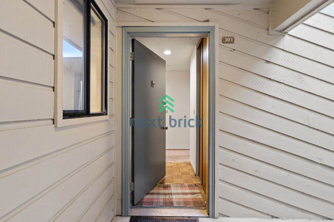 Building Photo - 2 BED & 2 BATH CONDO FOR RENT