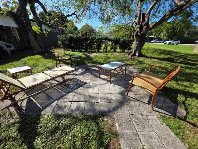 Building Photo - 811 NE 14th Ct