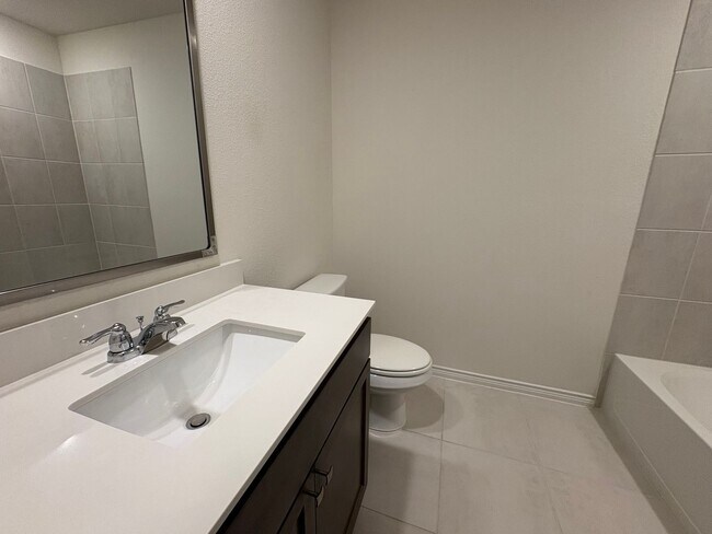 Building Photo - Pristine in Princeton!