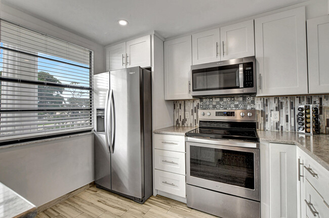 Building Photo - 6025 Balboa Cir