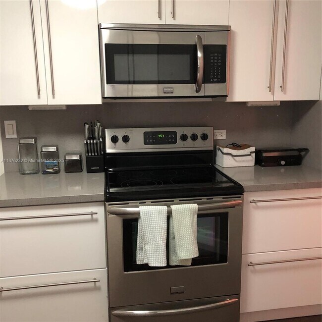 Building Photo - 905 Brickell Bay Dr