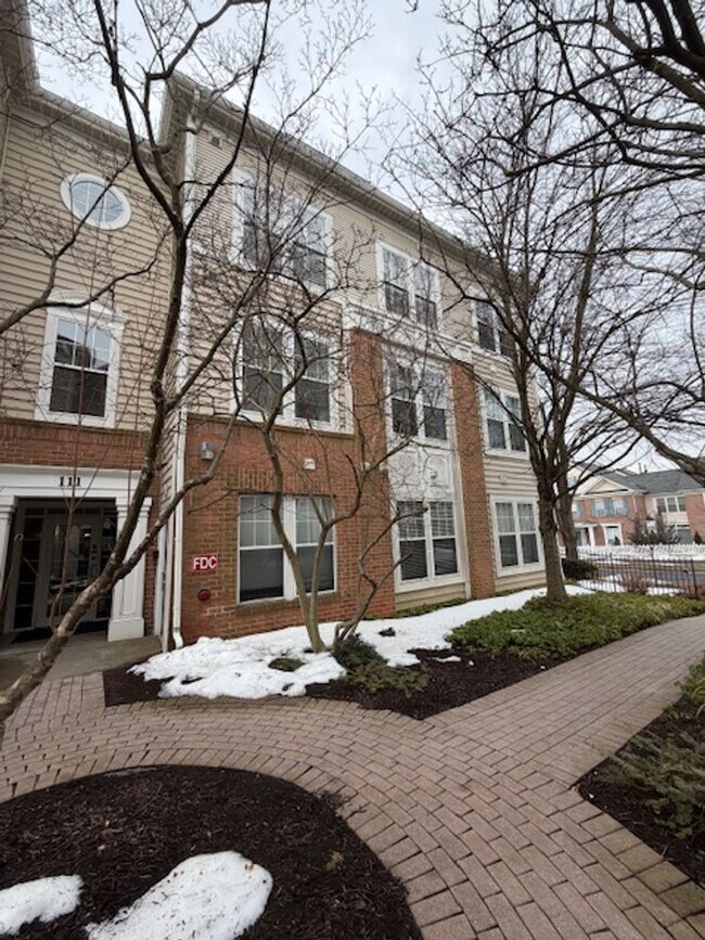 Building Photo - SPACIOUS 2 BEDROOM 2 BATH CONDO WITH LOFT IN KING FARM