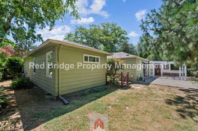 Building Photo - 5025 SW Illinois St