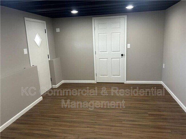 Building Photo - 7809 NE San Rafael Dr