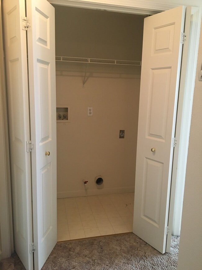 Building Photo - Large bedrooms, open floorplan