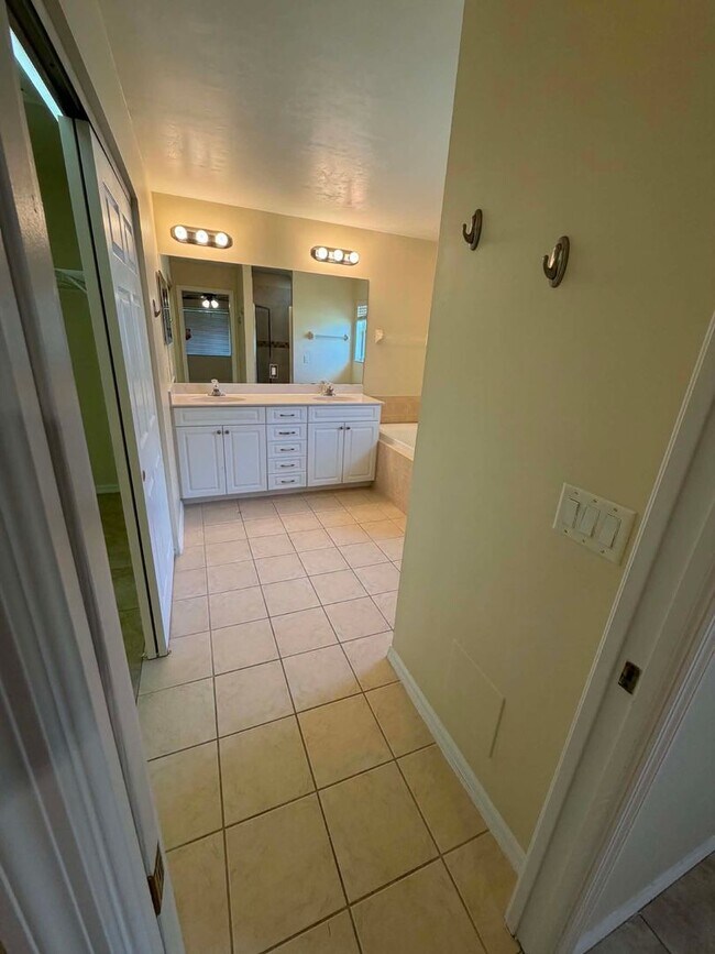 Building Photo - Your Dream Home Awaits in Port Charlotte!