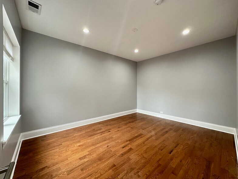 Building Photo - 1149 W Lunt Ave