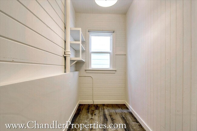 Building Photo - Bright & Sunny 2 Bedroom Flat with On-Site Laundry | Small Bonus Space