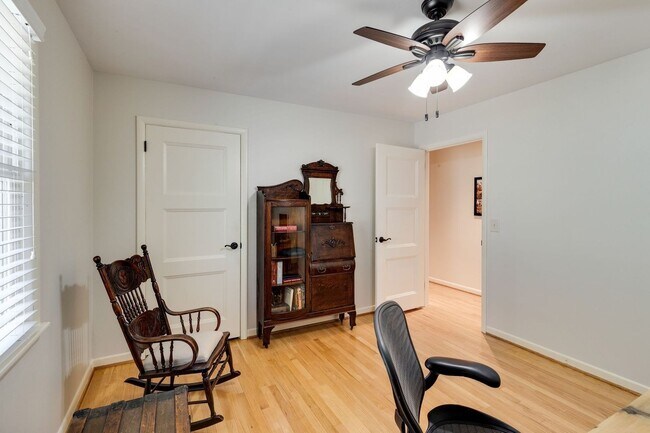 Building Photo - Shy's Hill Road Rental