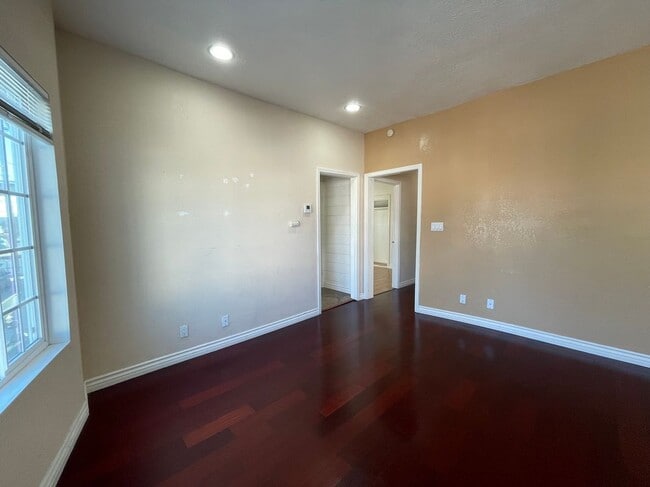 Building Photo - 925 53rd Ave