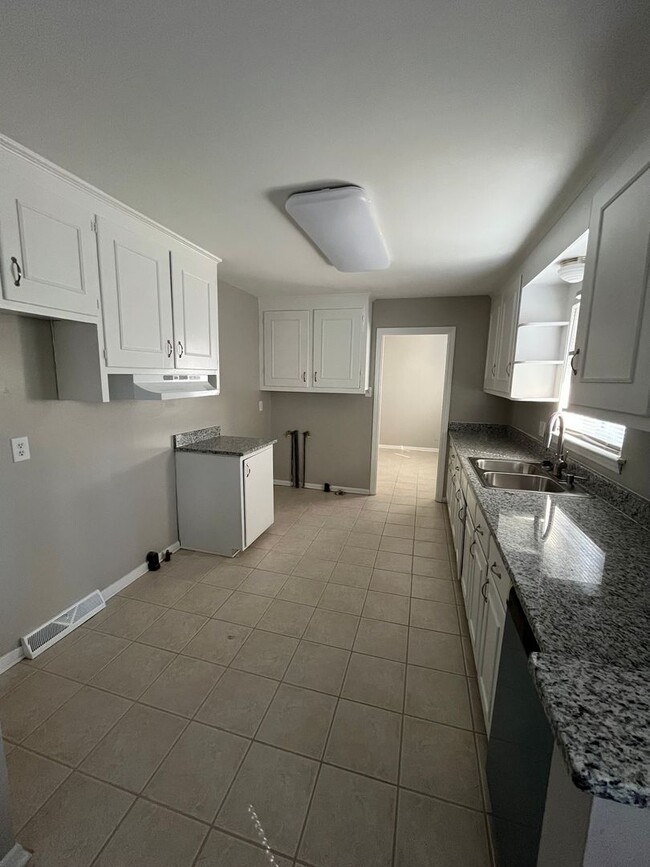 Building Photo - Updated great 3 bedroom house off Carver S...