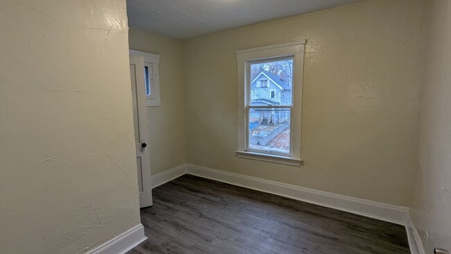 Building Photo - Welcome to this charming 3-bedroom, 1-bathroom home located in the heart of Akron