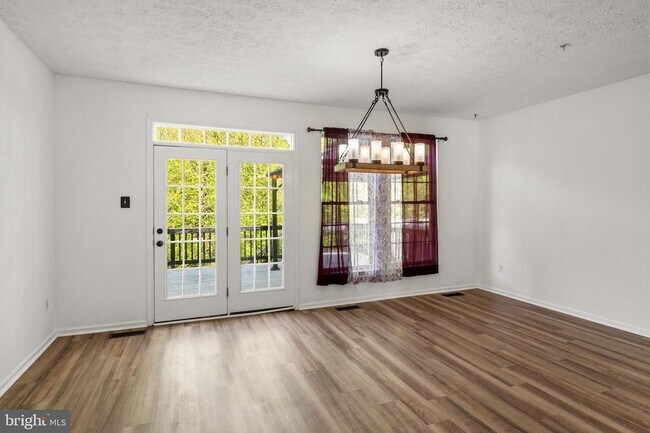 Building Photo - 9805 Redwing Dr