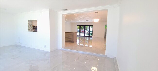 Building Photo - 1400 SE 8th Ave