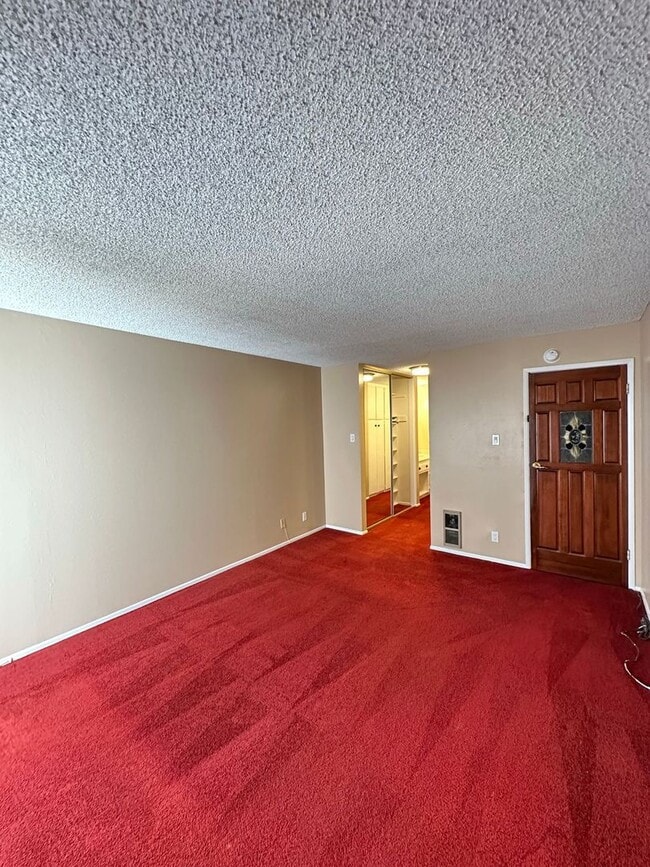 Building Photo - Long Beach 2 bed 2 bath - 2 Car Gar - Gated Community - Great Amenities!