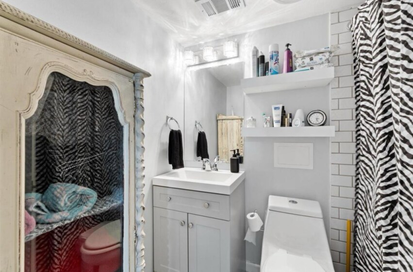 Bathroom - 1150 Rue La Chelle Walk