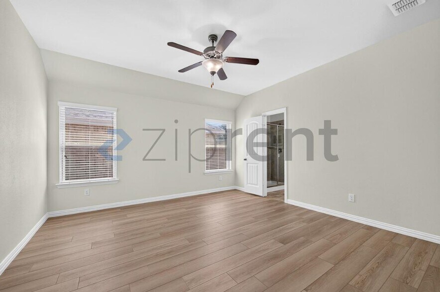 Building Photo - Unit