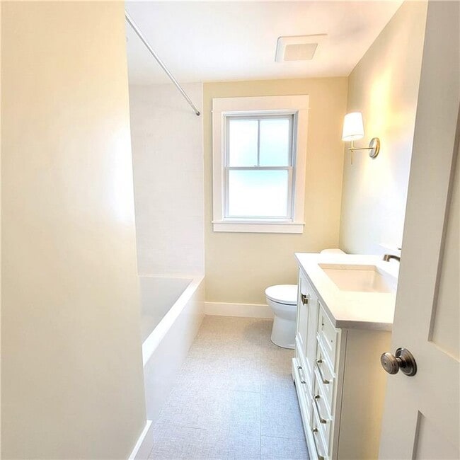 Building Photo - 33 Sakonnet Dr