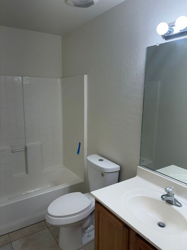 Building Photo - Freshly Painted 3 Bed, 2.5 Bath Home in Coolidge