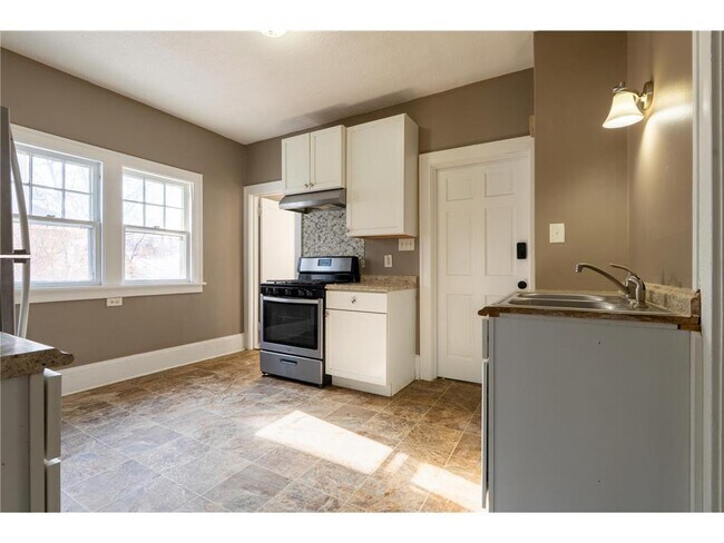 Building Photo - 1917 N Newton Ave