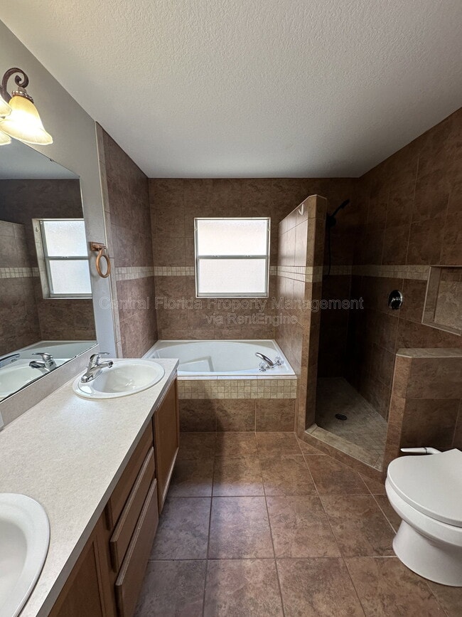 Building Photo - 13701 Meadowpark Ave