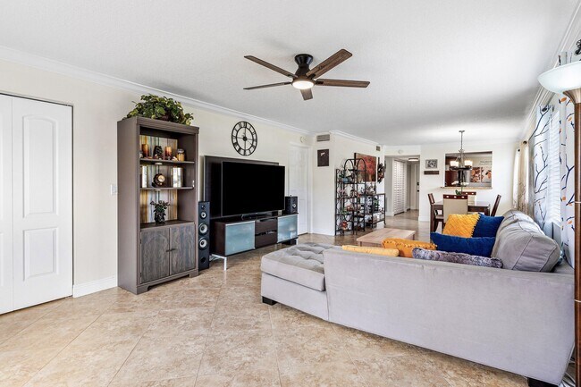 Building Photo - 2905 SW 22nd Ave