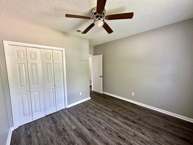 Building Photo - LARUAW 1103