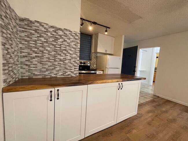Building Photo - 1 Bed / 1 Bath at University Court, directly across from UH Manoa.