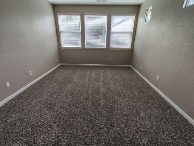Building Photo - 880 Raccoon Valley Dr