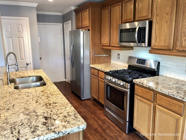 Building Photo - Stunning 3/2.5 townhome in Dominion Estates