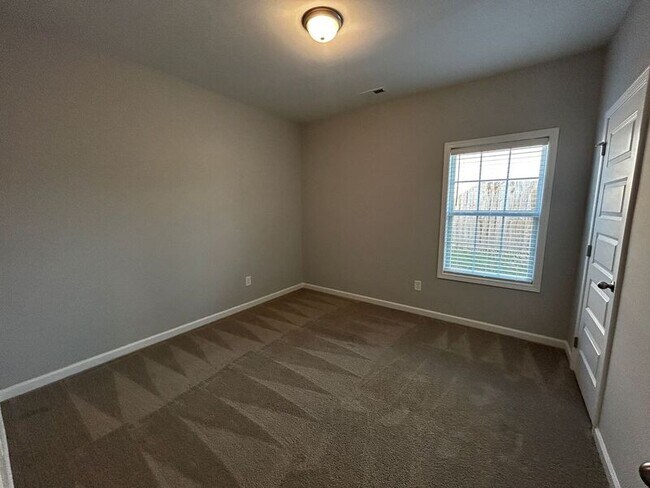 Building Photo - 1400 Pipeline Ave