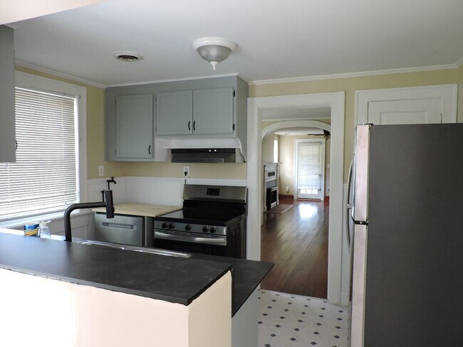 Building Photo - Call Linda 804-642-2106 or linda@vacosold.com