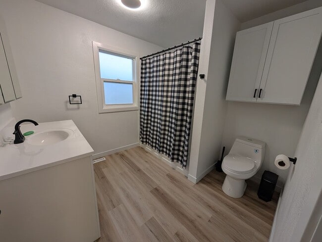 Building Photo - Gorgeous 3 Bed 2 Bath Orchards House with Shop